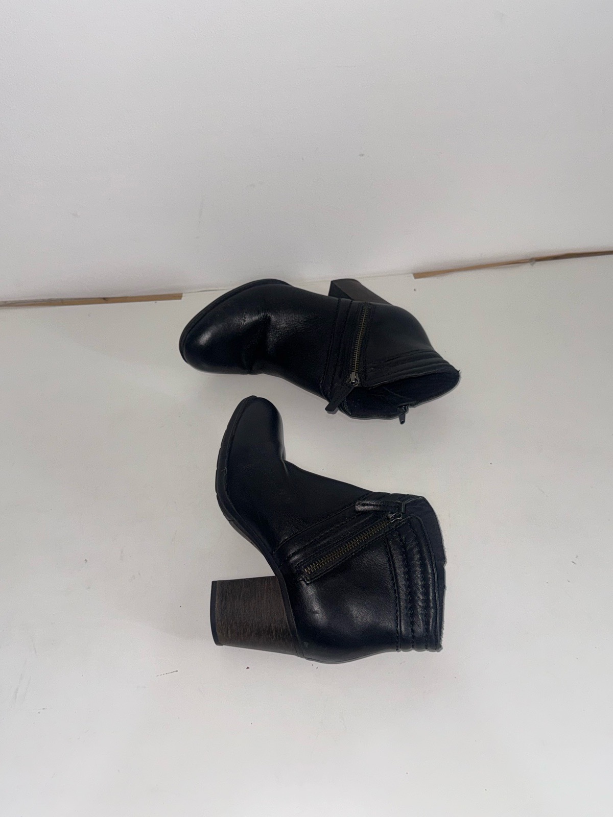 Black leather ankle boots with a heel #ankleboots #leather