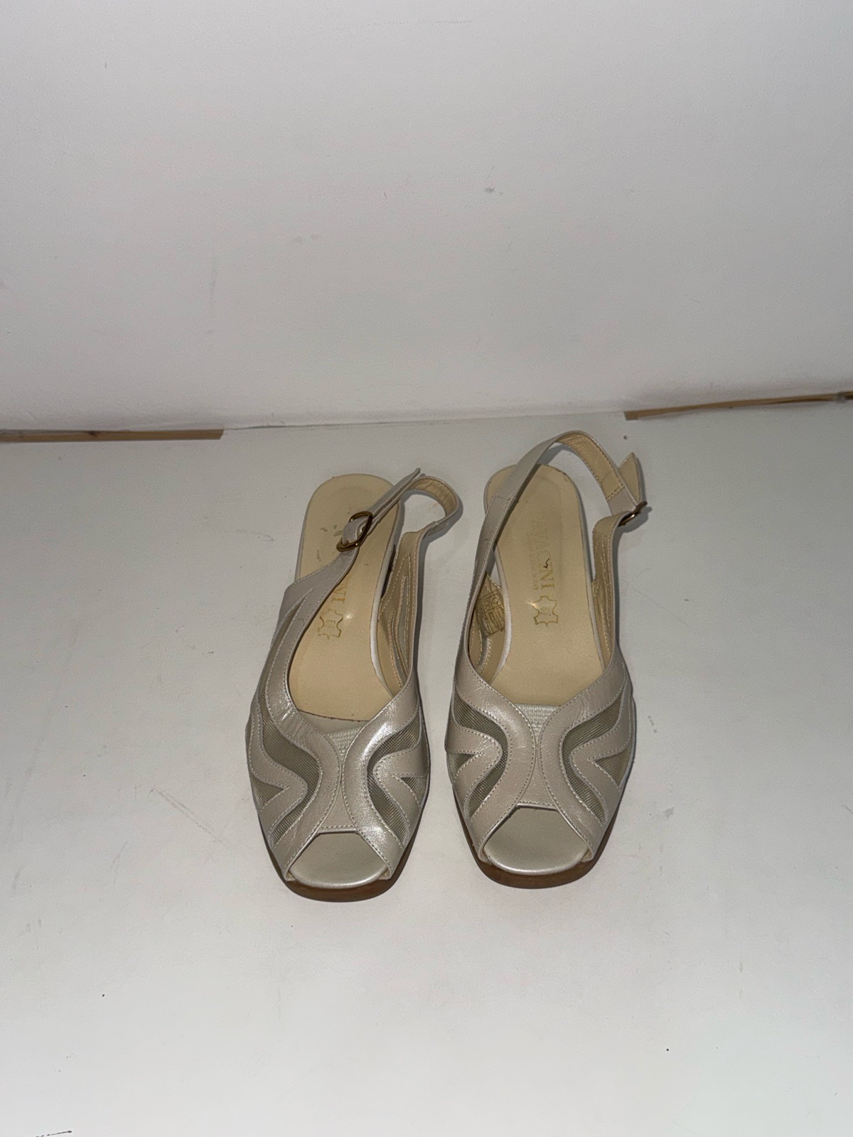 Pavacini Cream leather sandals with cut-out wave design #cutout #leather