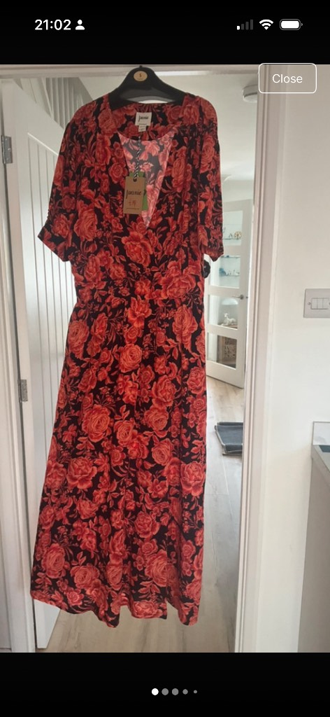 A gorgeous floral maxi dress by Joanie in a size 26. This lovely dress has button sleeves a slight e