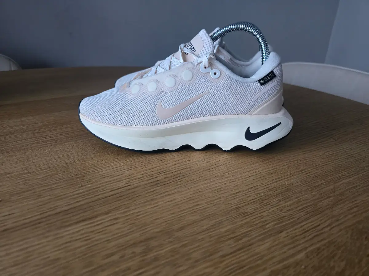 Nike Motiva Goretex Women’s UK 6 Waterproof Walking Shoes Guava Ice