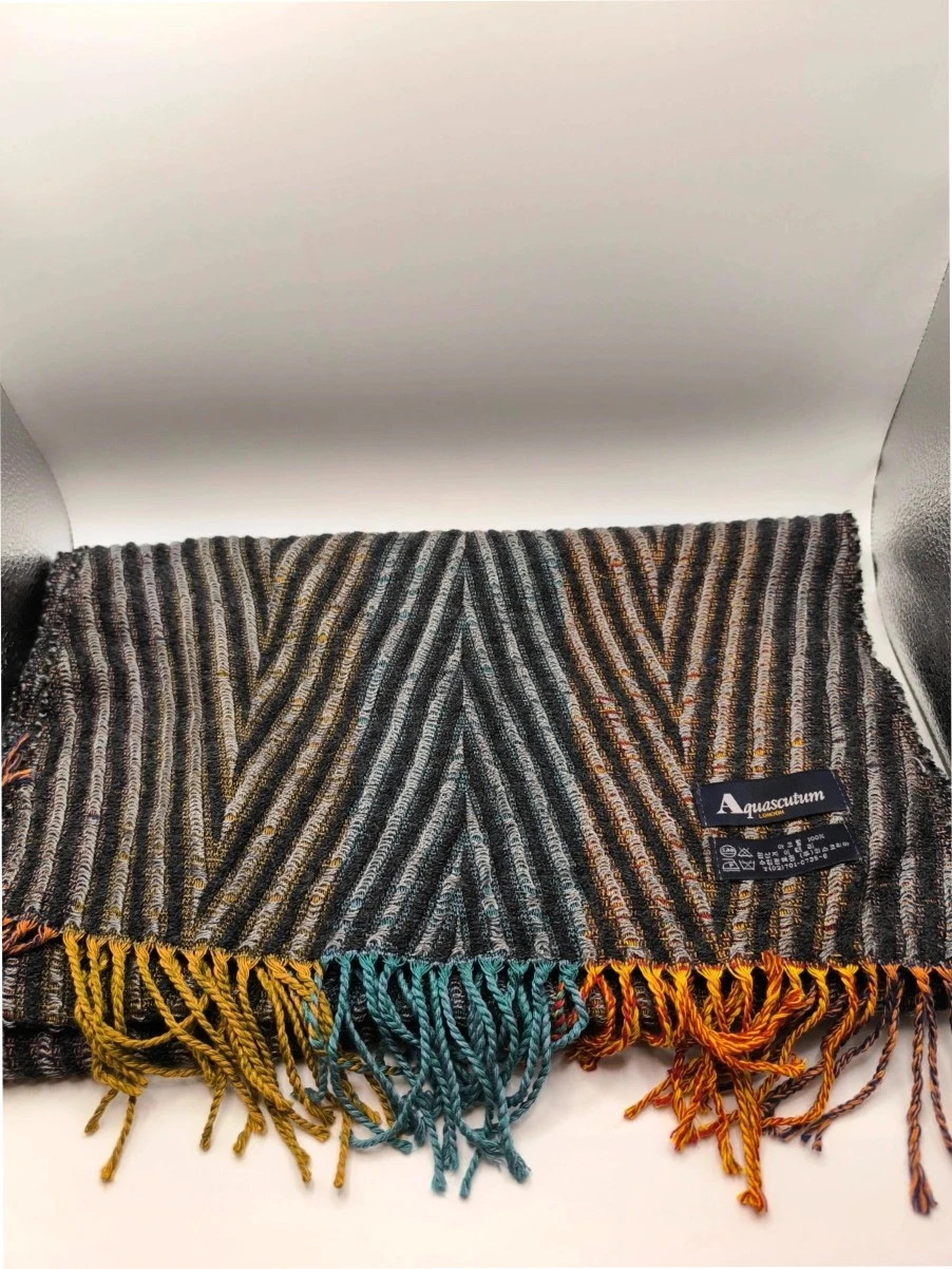 Vintage Aquascutum scarf in great condition