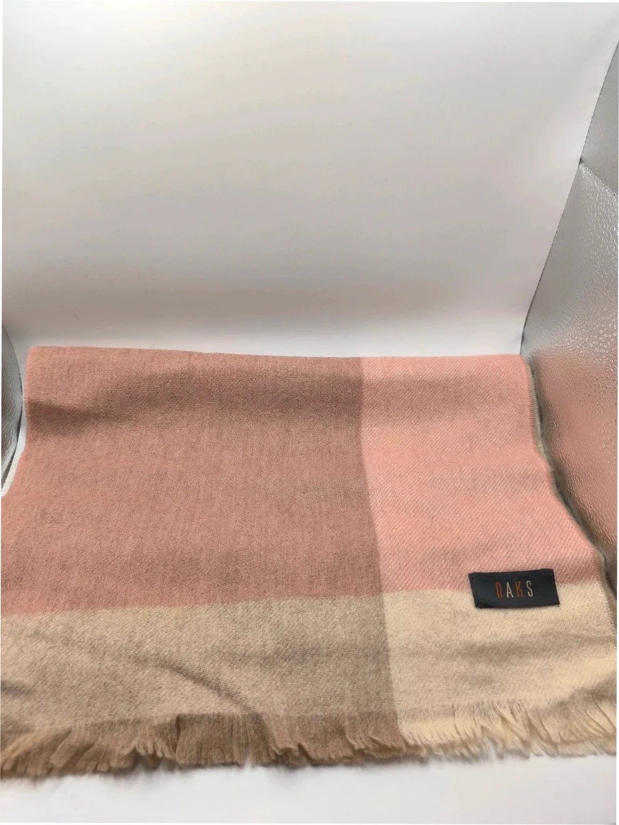 Daks Preloved scarf in great condition