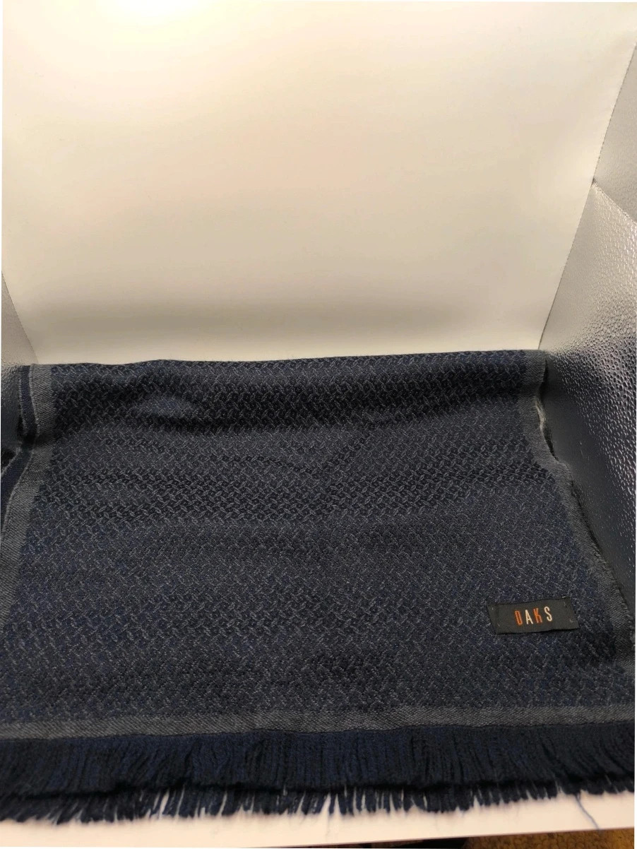Lovely Daks scarf in fantastic condition