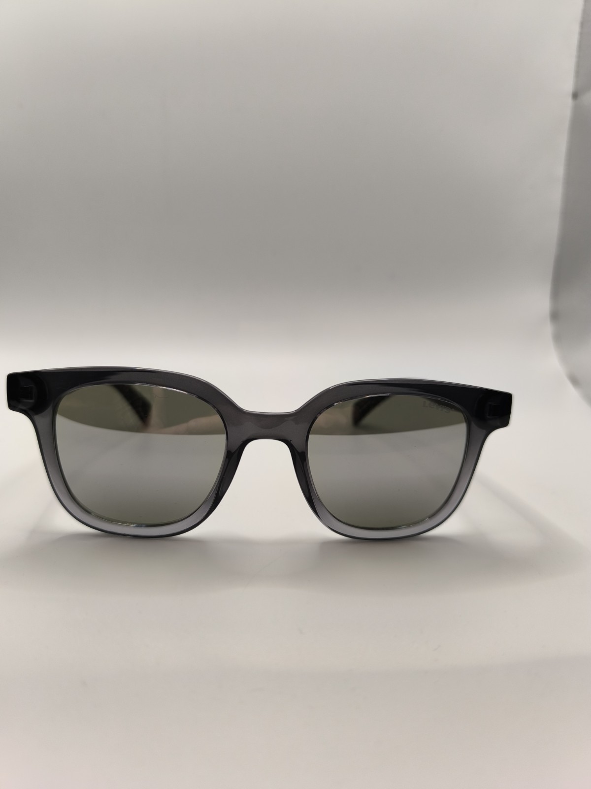 Brand New LEVI'S sunglasses With Cleaning Cloth And Branded Case