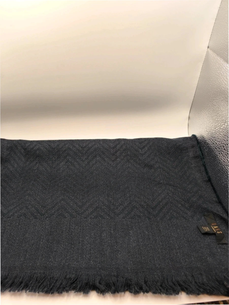 Stunning lightweight vintage Daks scarf in great condition