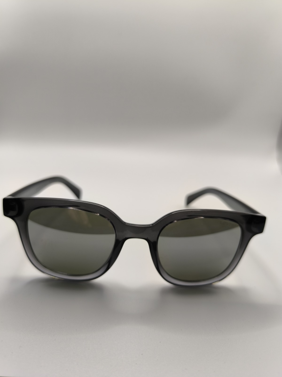 Levi's Women's Sunglasses Brand New with Soft Case and Cleaning Cloth