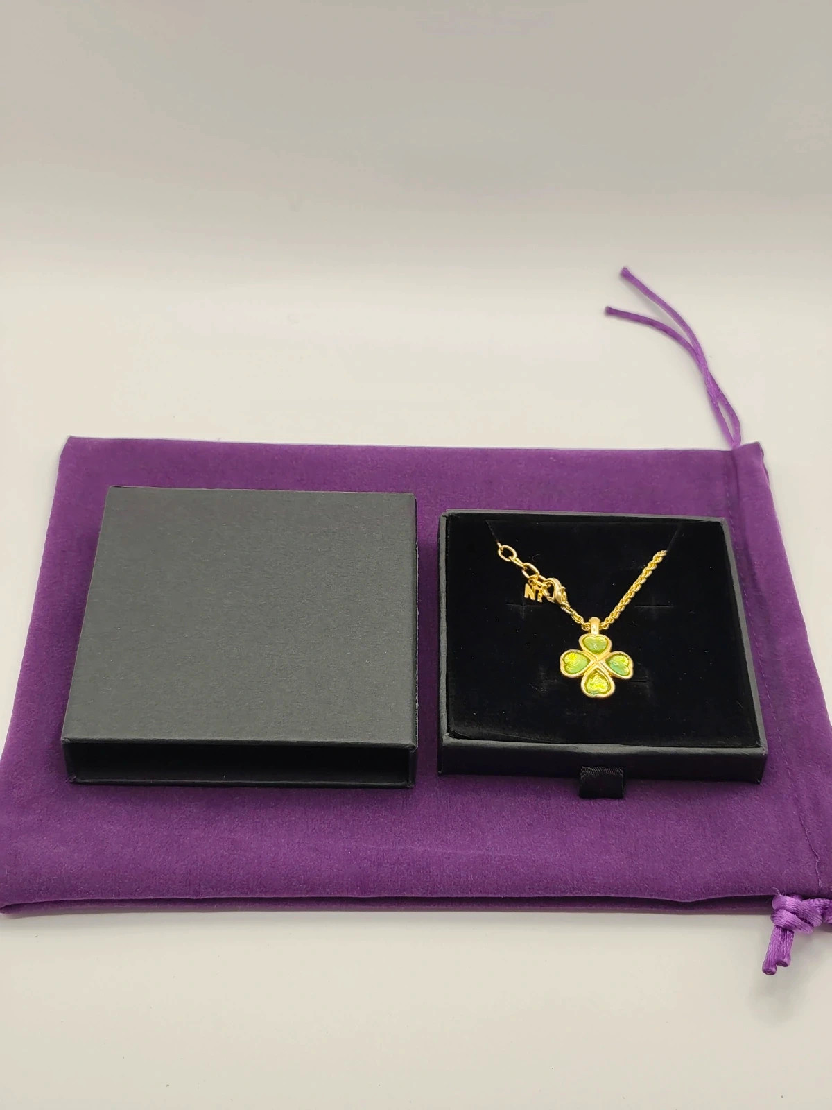 Vintage Nina Ricci Green Enamel Four Leaf Clover Heart Pendant Necklace Gold Tone NR