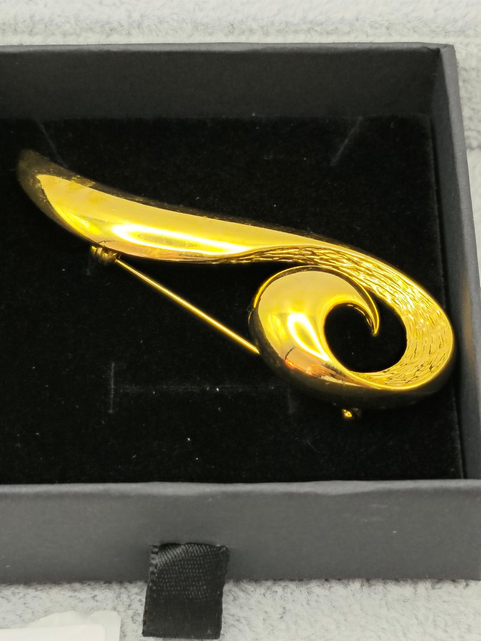 Comtesse Menard Gold Tone Spiral Brooch Pin Women's Stylish Accessory Other