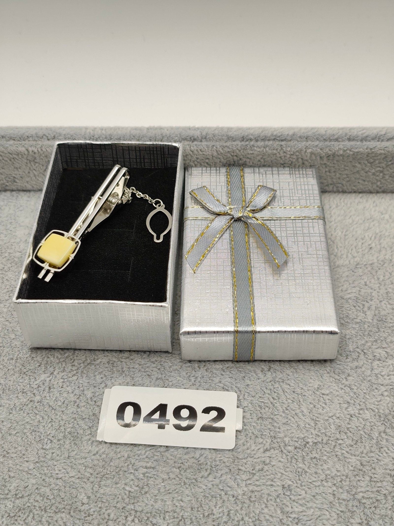 Silver Tone & Cream Men’s Tie Clip with Chain & Gift Box 6 cm