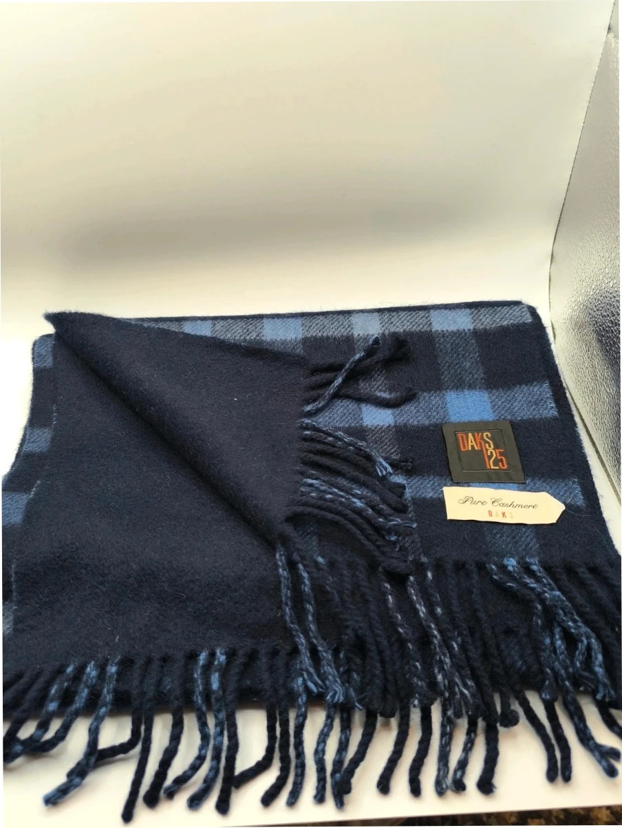 Daks reversible cashmere scarf stunning
