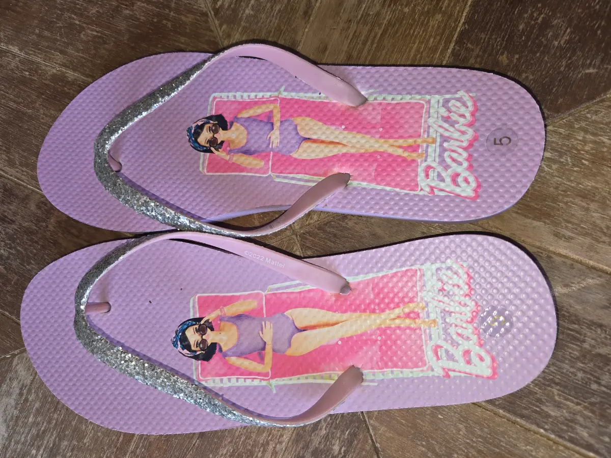 Ladies Summer Barbie split toe flip flops size 5