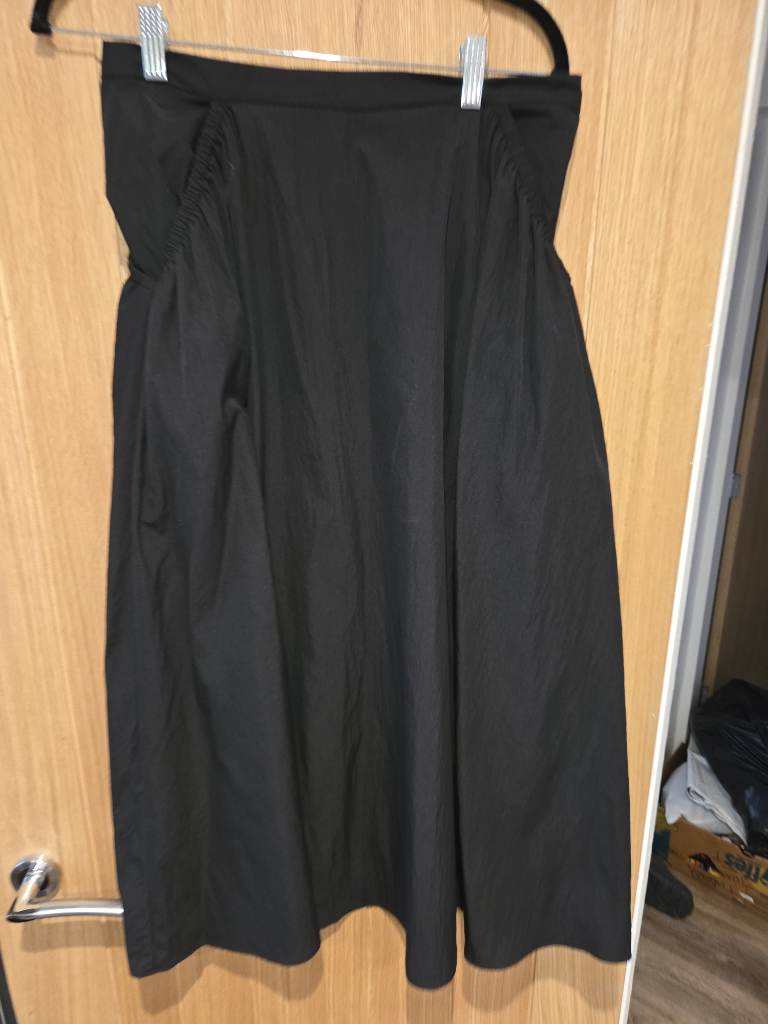 Beautiful ladies Black volume detail midi skirt uk 10