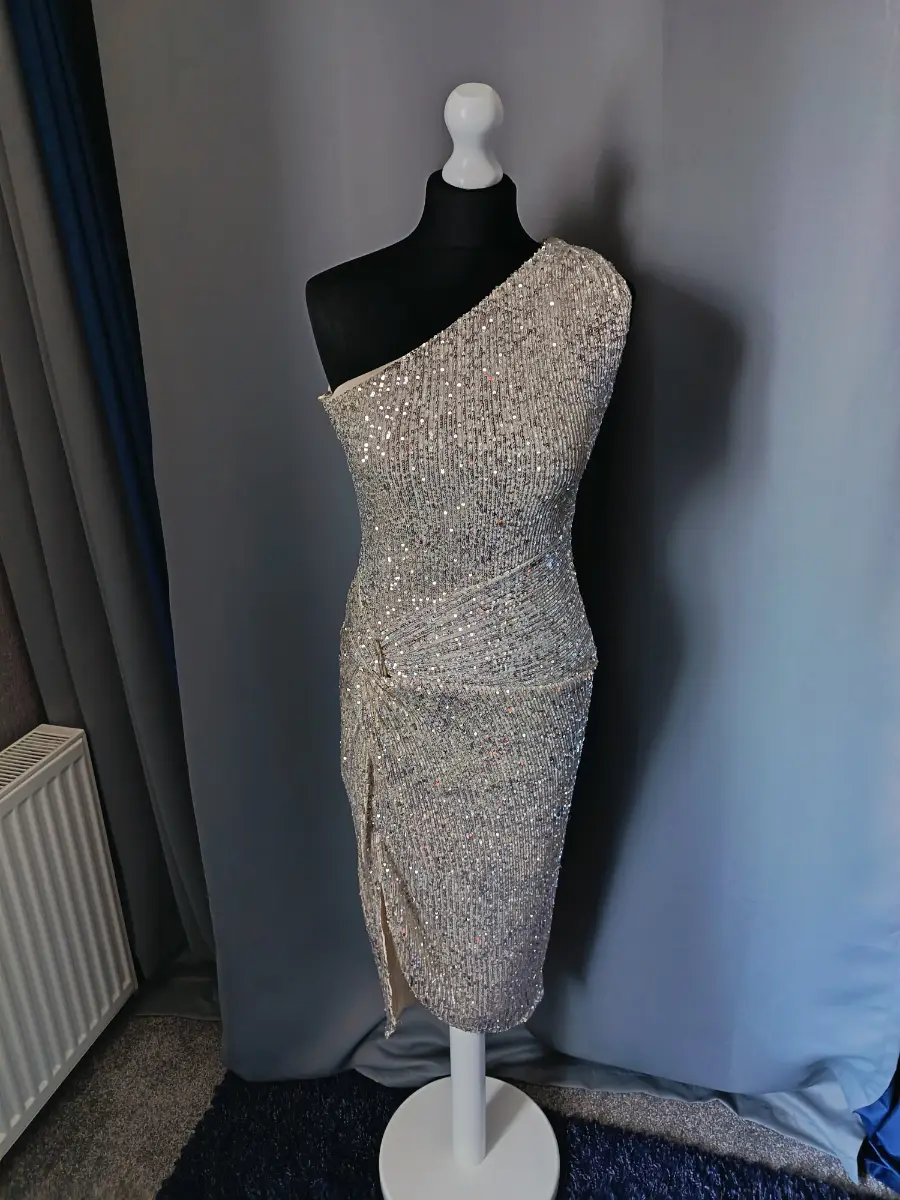Woman's off the shoulder knee leght dress size S