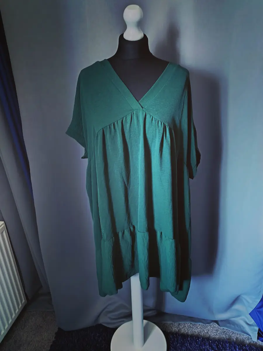Woman's v neck knee lenght dress size 16/18