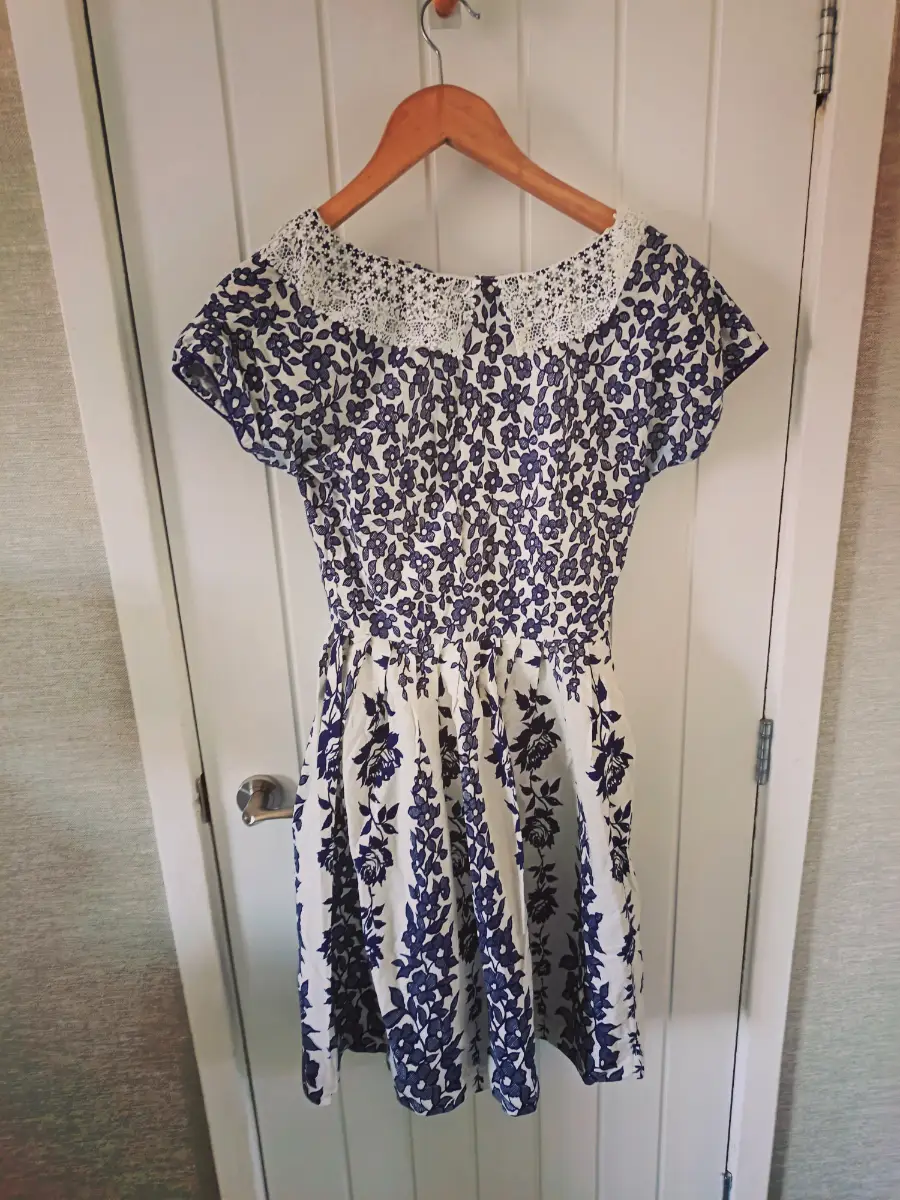 Woman's knee lenght short sleeve eve dress floral blue & white