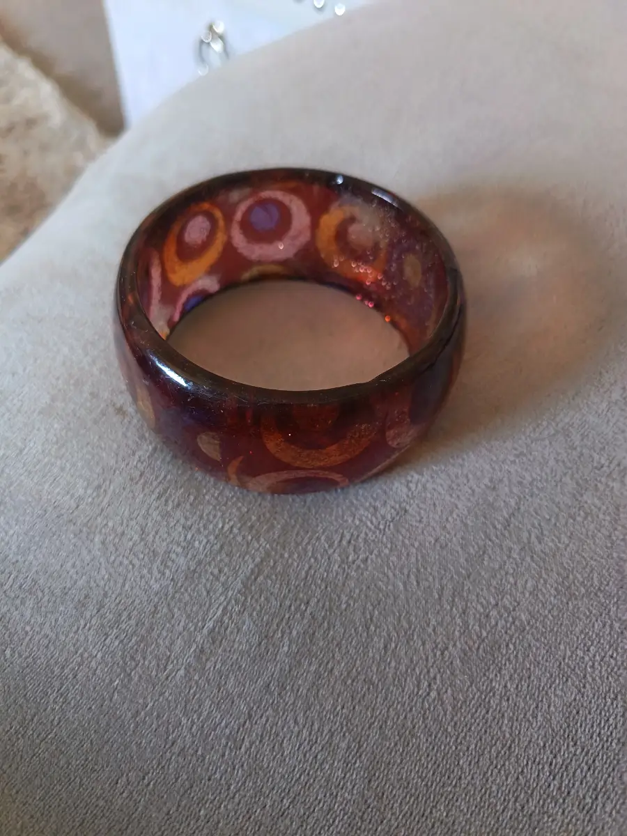 Woman's retro vintage bangle Lucite