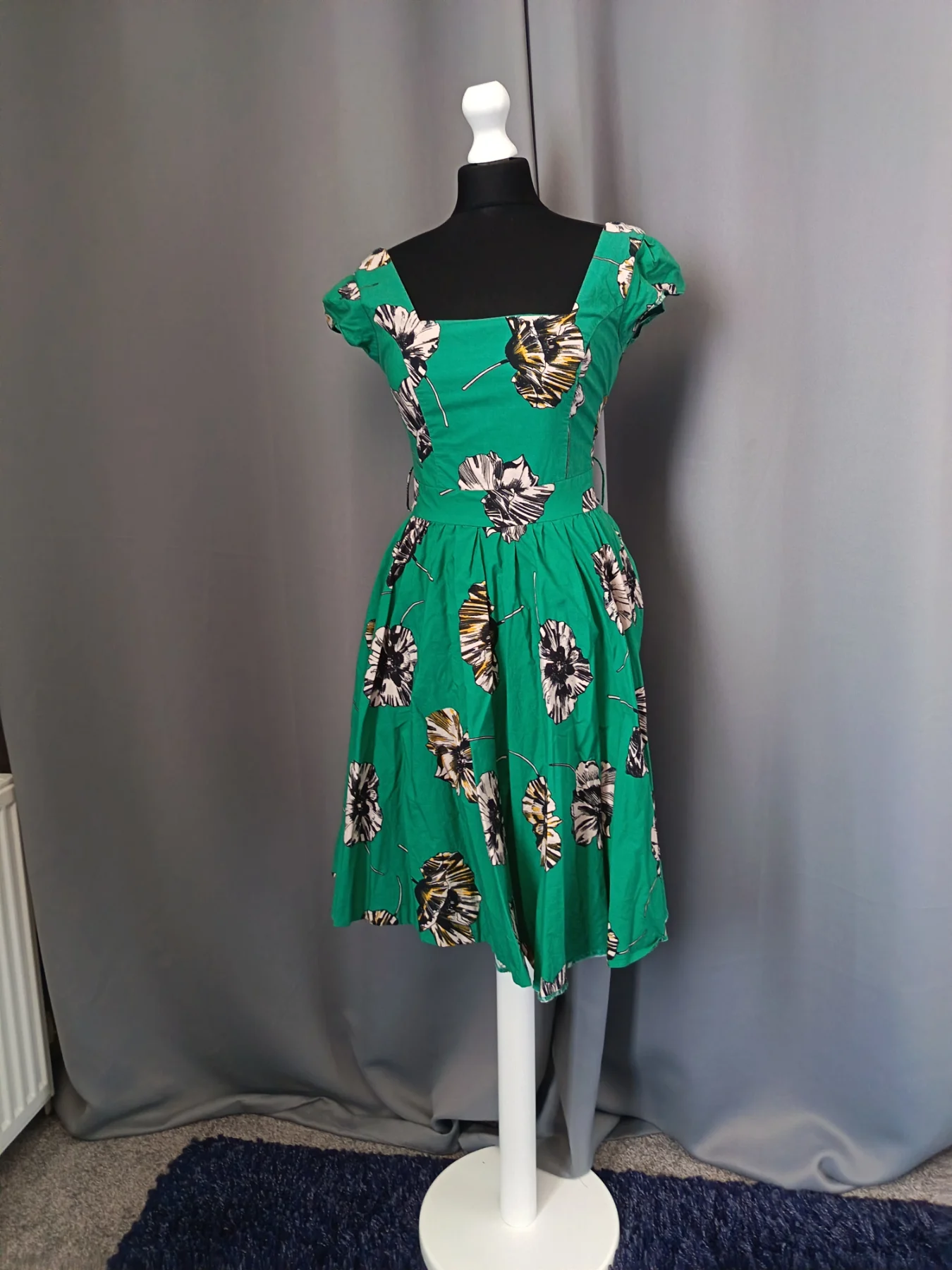 Woman's dress size 10