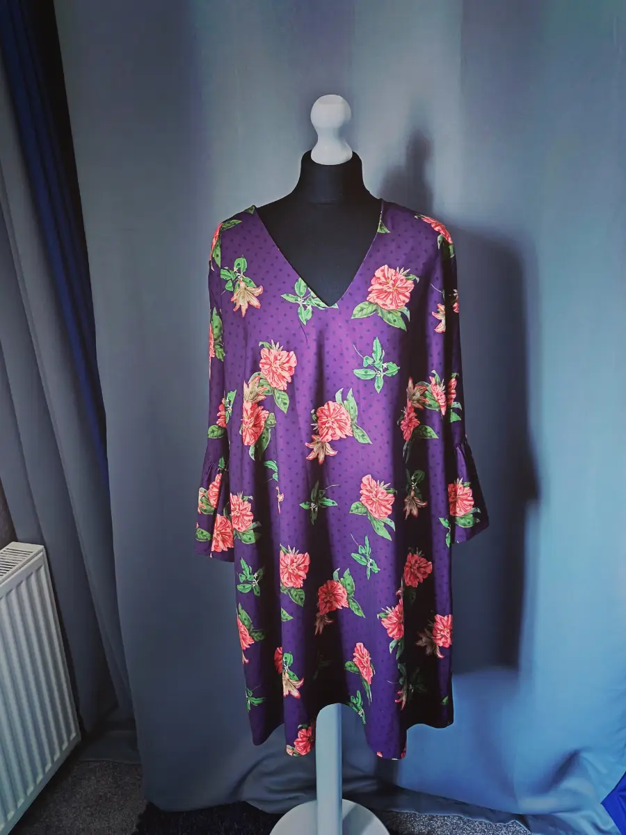 Woman's knee lenght long sleeve v neck dress size 22 floral bnwt