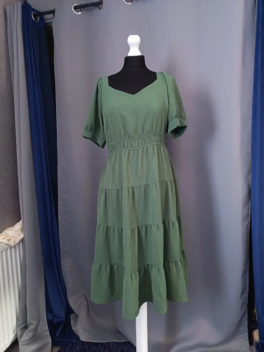 Woman's knee lenght dress
