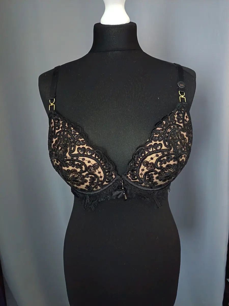 Woman's Ann summers bra