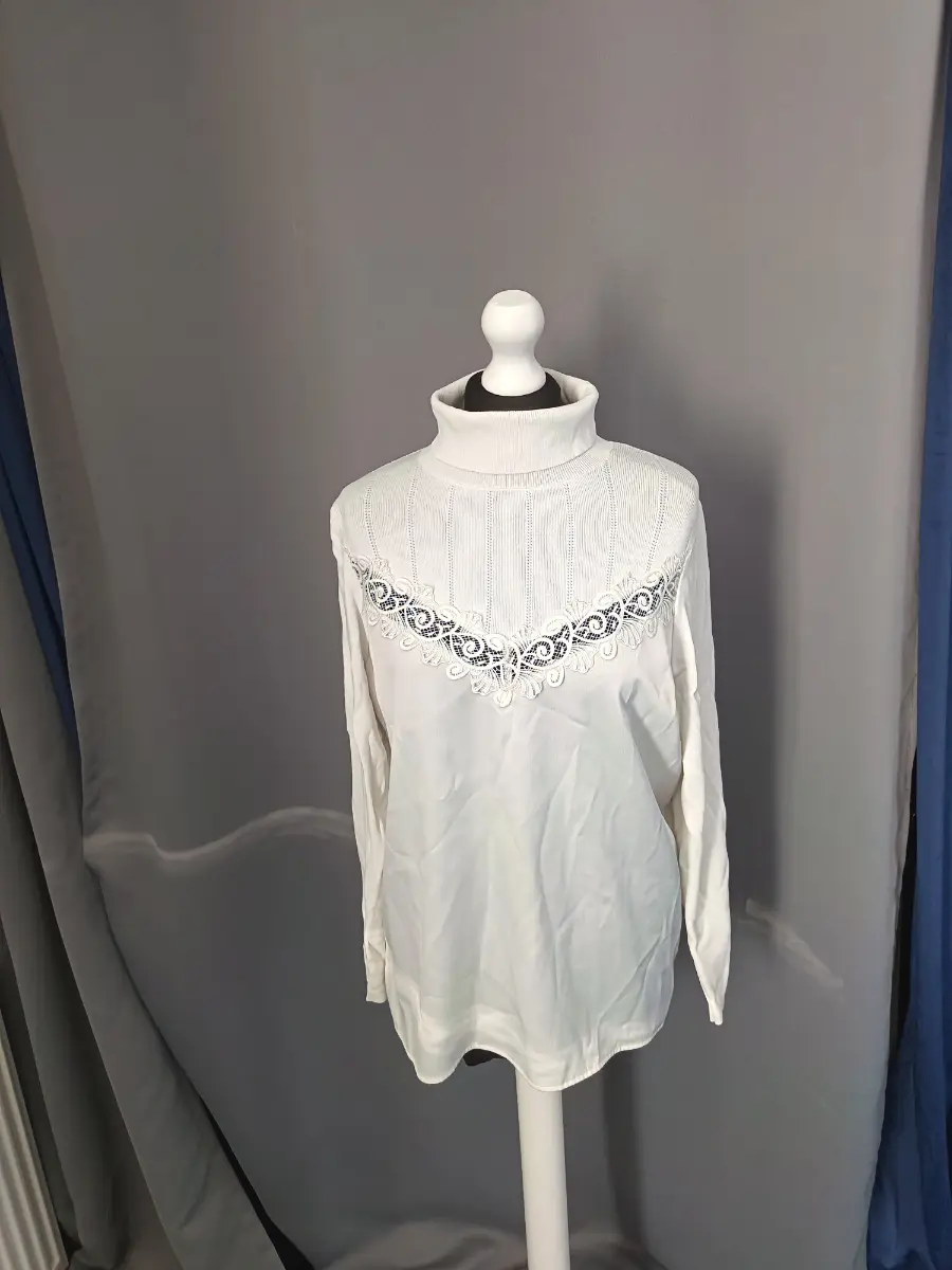 Woman's turtle neck jumper size 16