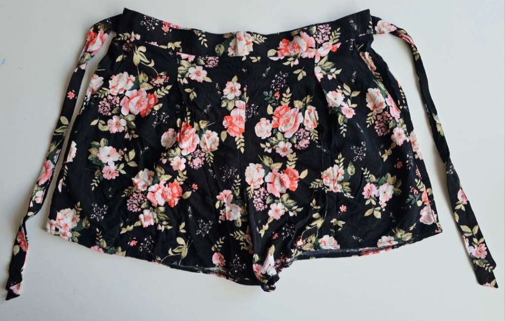 Dorothy Perkins Black & Pink Floral Shorts UK 12