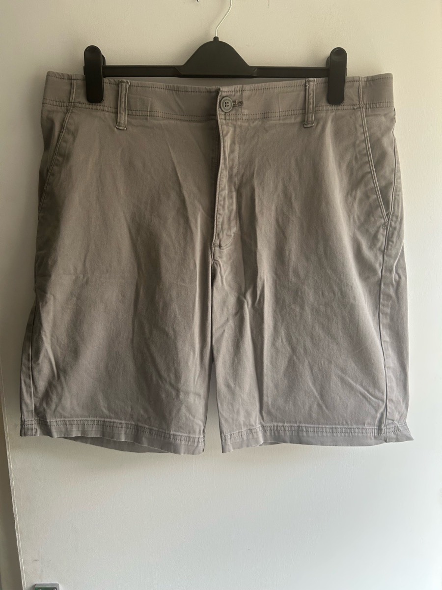 Lee grey extreme motion chino shorts men’s size 38W, summer