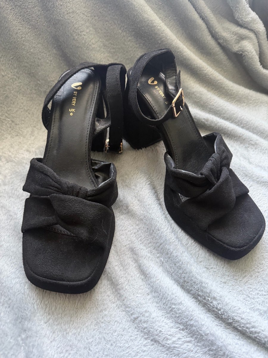 Very black chunky heel shoe size 6