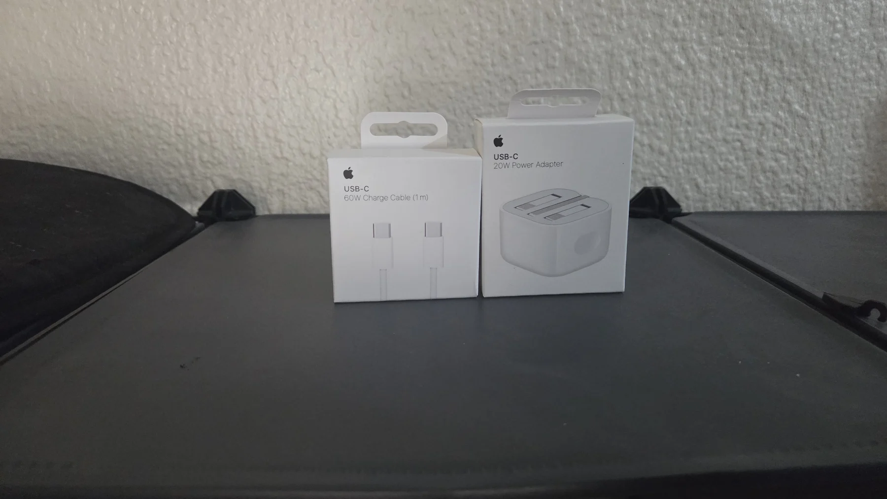 20W charger with 60W cable of 1M length. For Apple / Samsung Type C compatible devices.