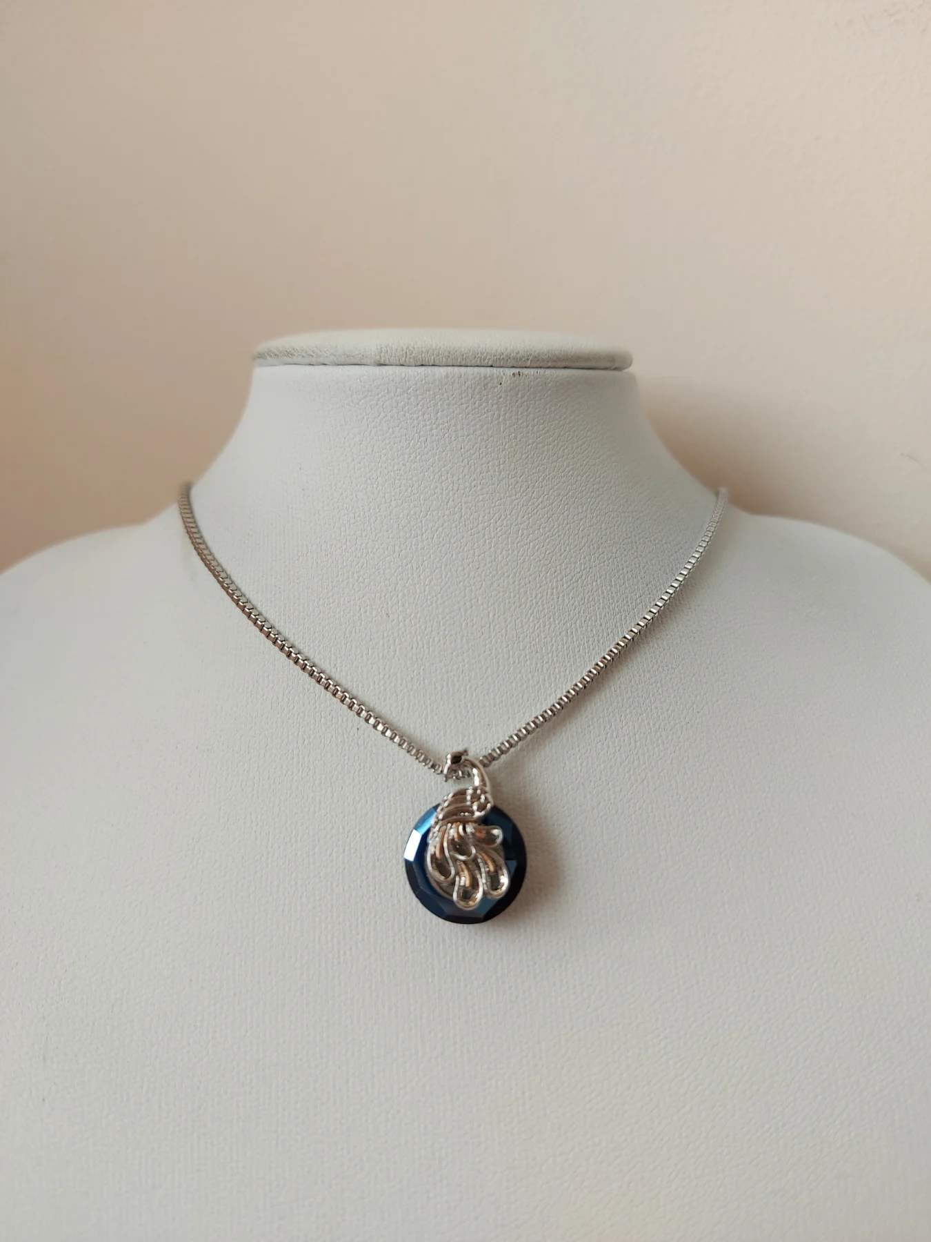 Silver colour blue rotating bird pendant necklace