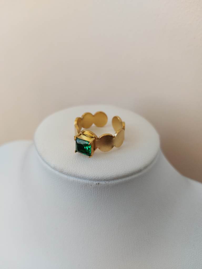Vintage style green & gold colour ring