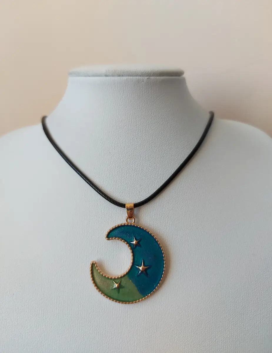 Vintage style moon pendant necklace
