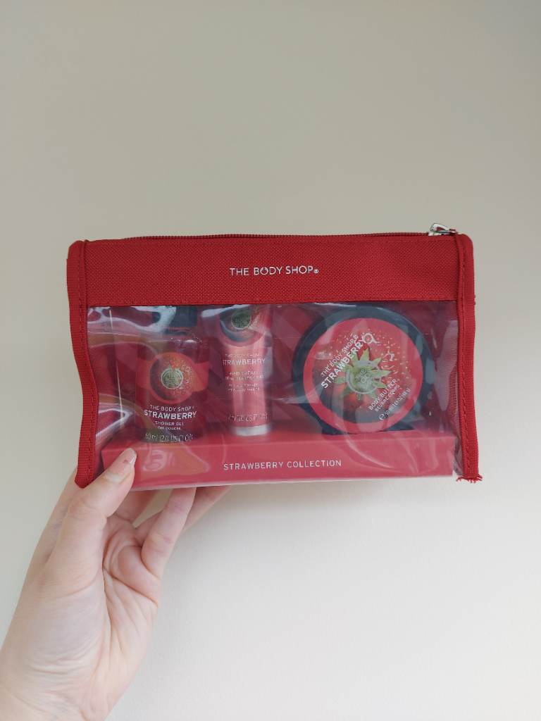 The body shop strawberry gift bag set