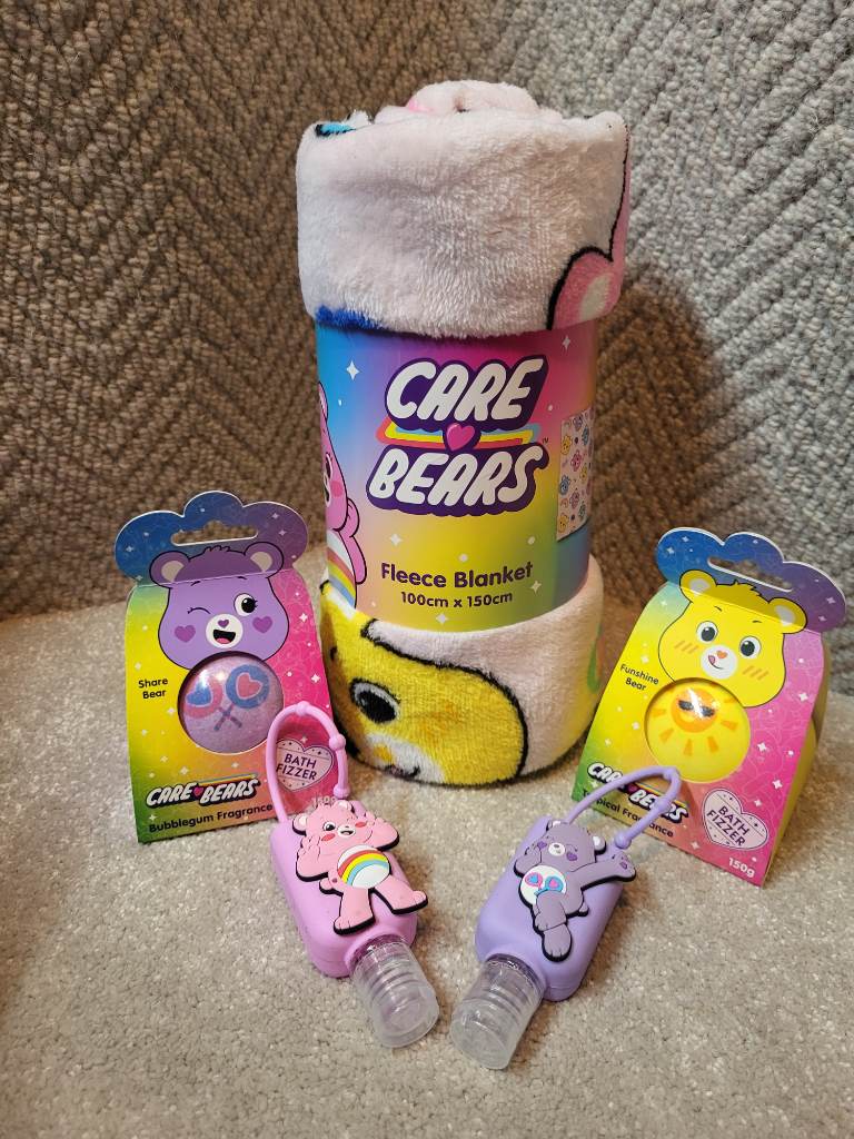 New care bear bundle inc fleece blanket, bath fizzers and hand gel cleaner