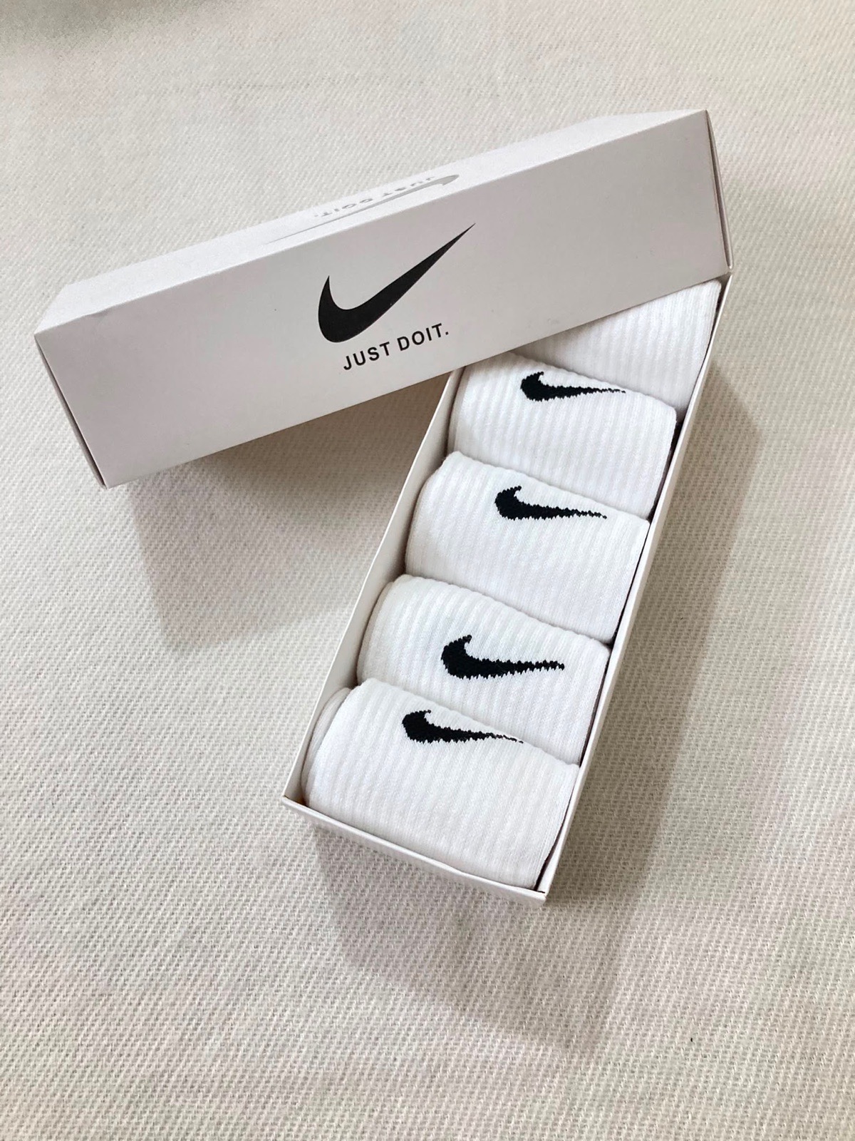 Men’s white nike pair of five socks