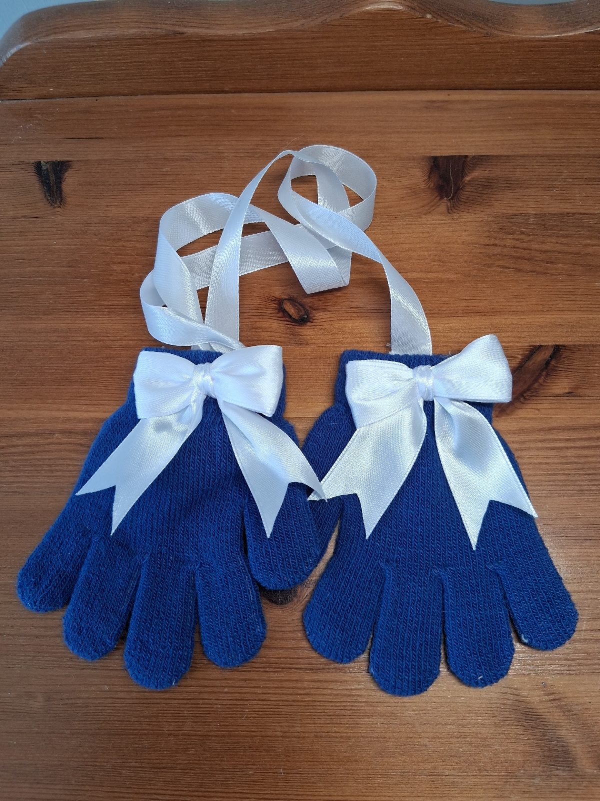 Blue gloves size 3-5+ years old never loose your childrens gloves