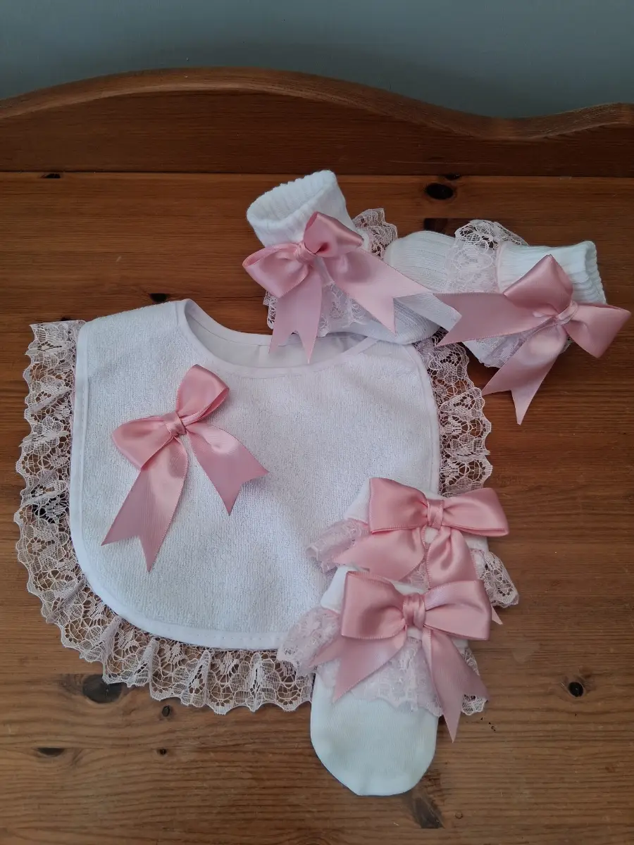 Newborn baby girls set bib socks and mittens