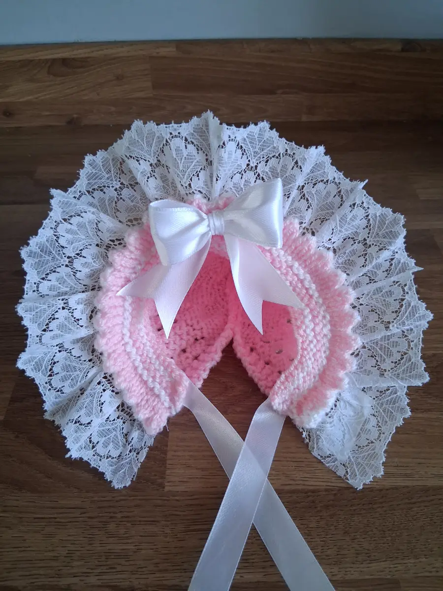 Baby girls bonnet size newborn