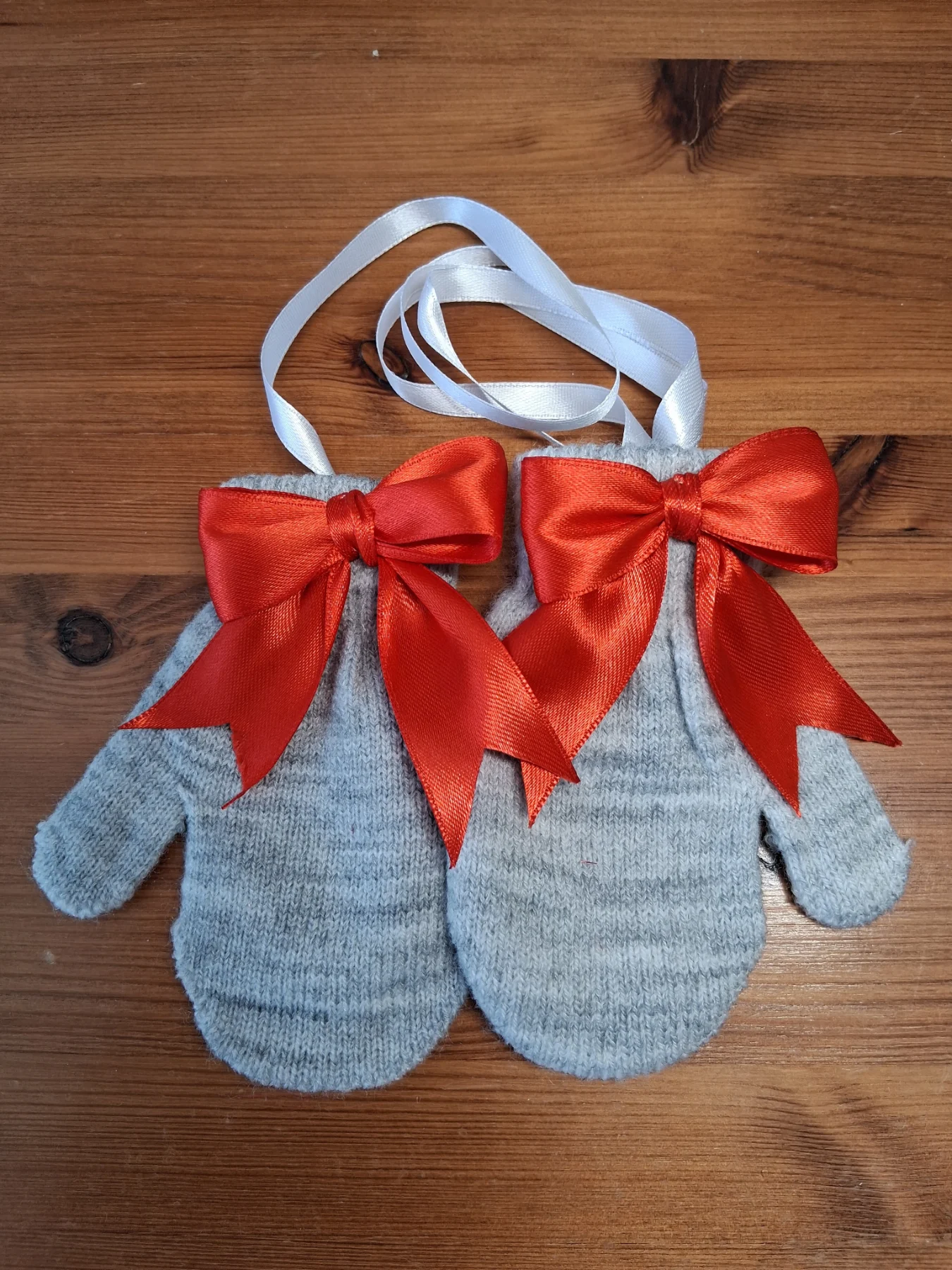 Never loose your childrens gloves size 6-18 months brand new