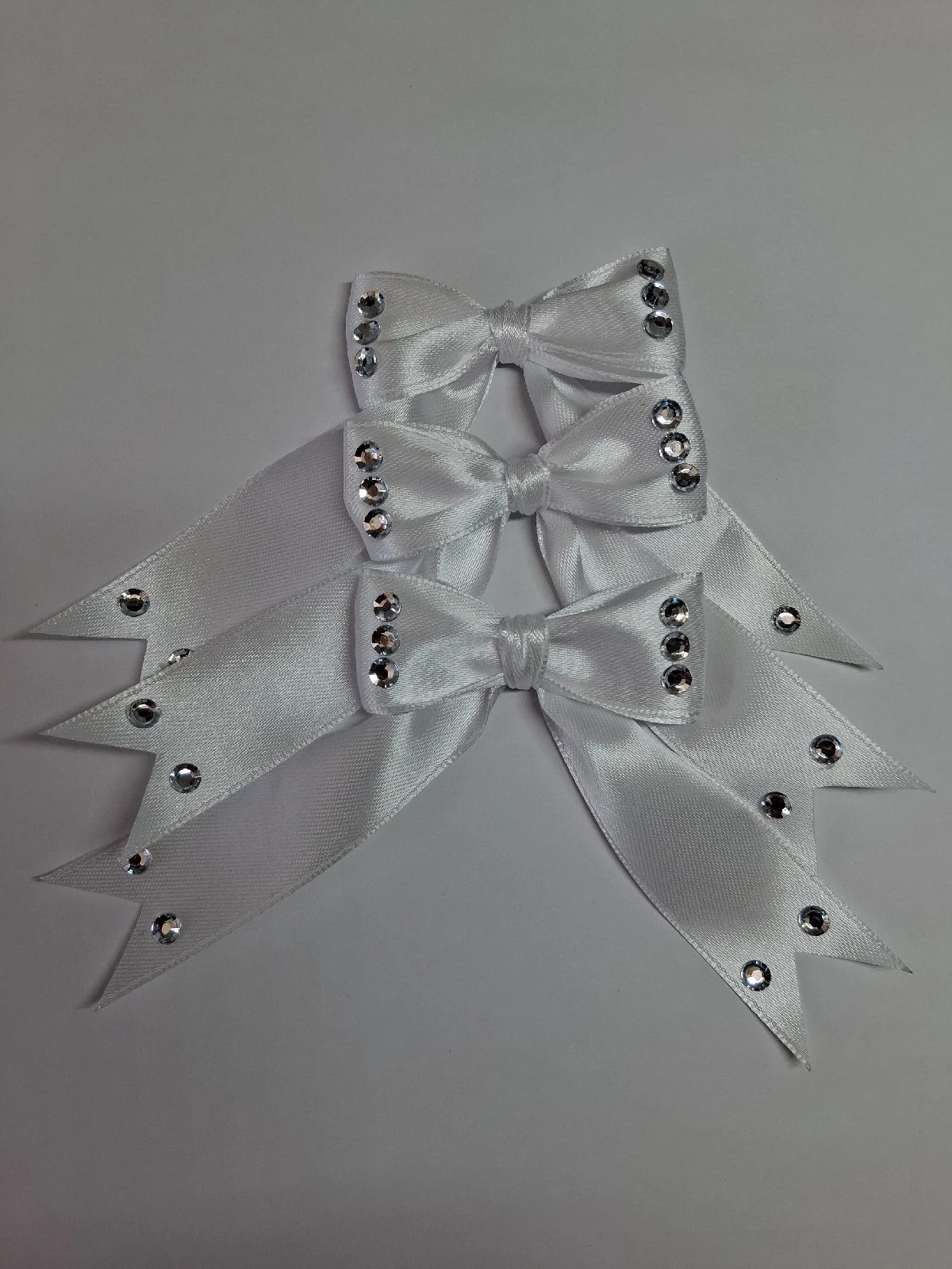 6 white bows