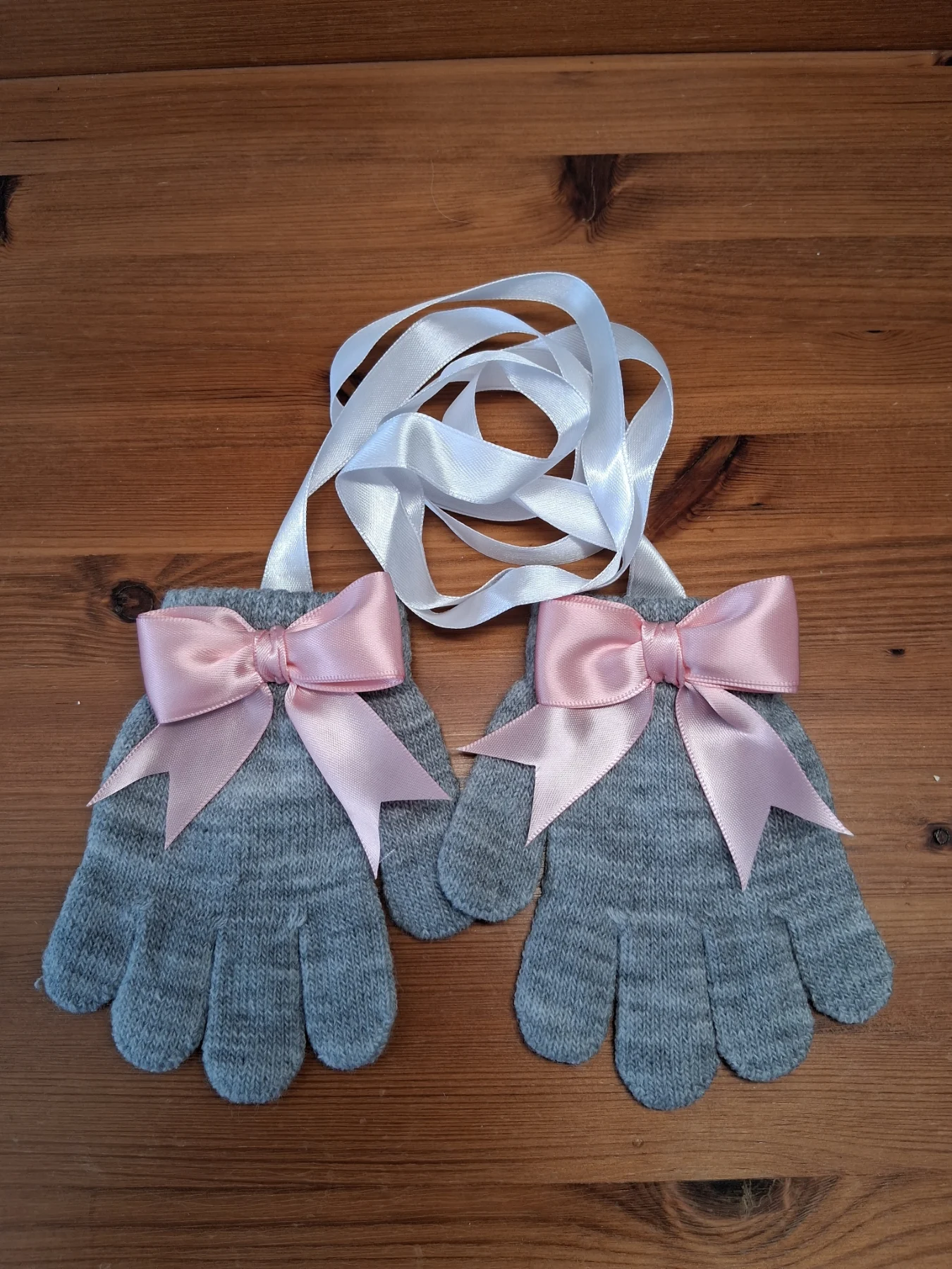 Grey gloves size 3-5 years old never loose your childrens gloves