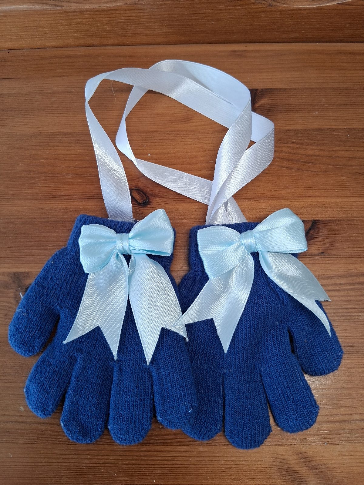 Gloves size 3-5 years old never loose your childrens gloves