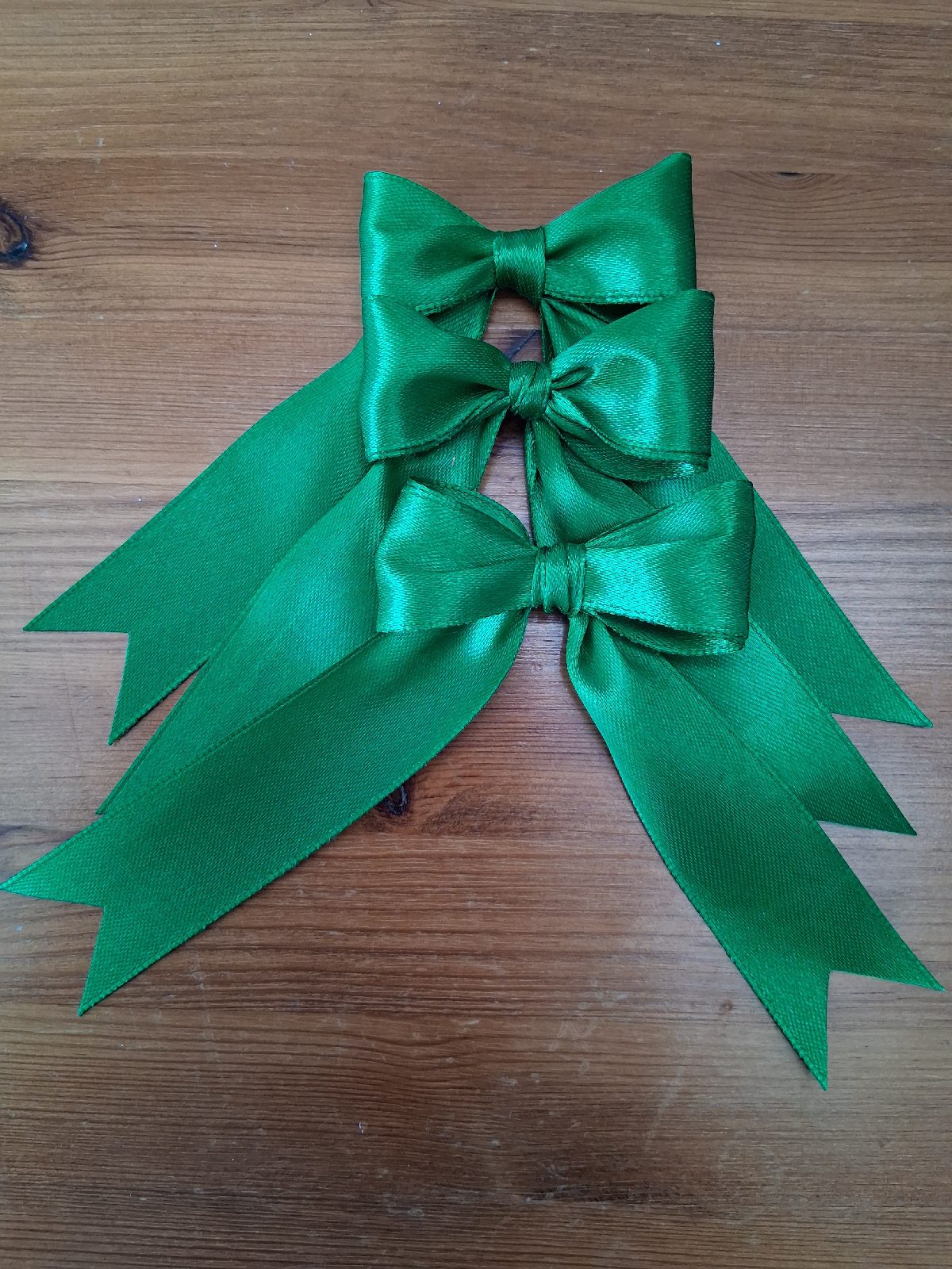 12 green 5cm satin bows