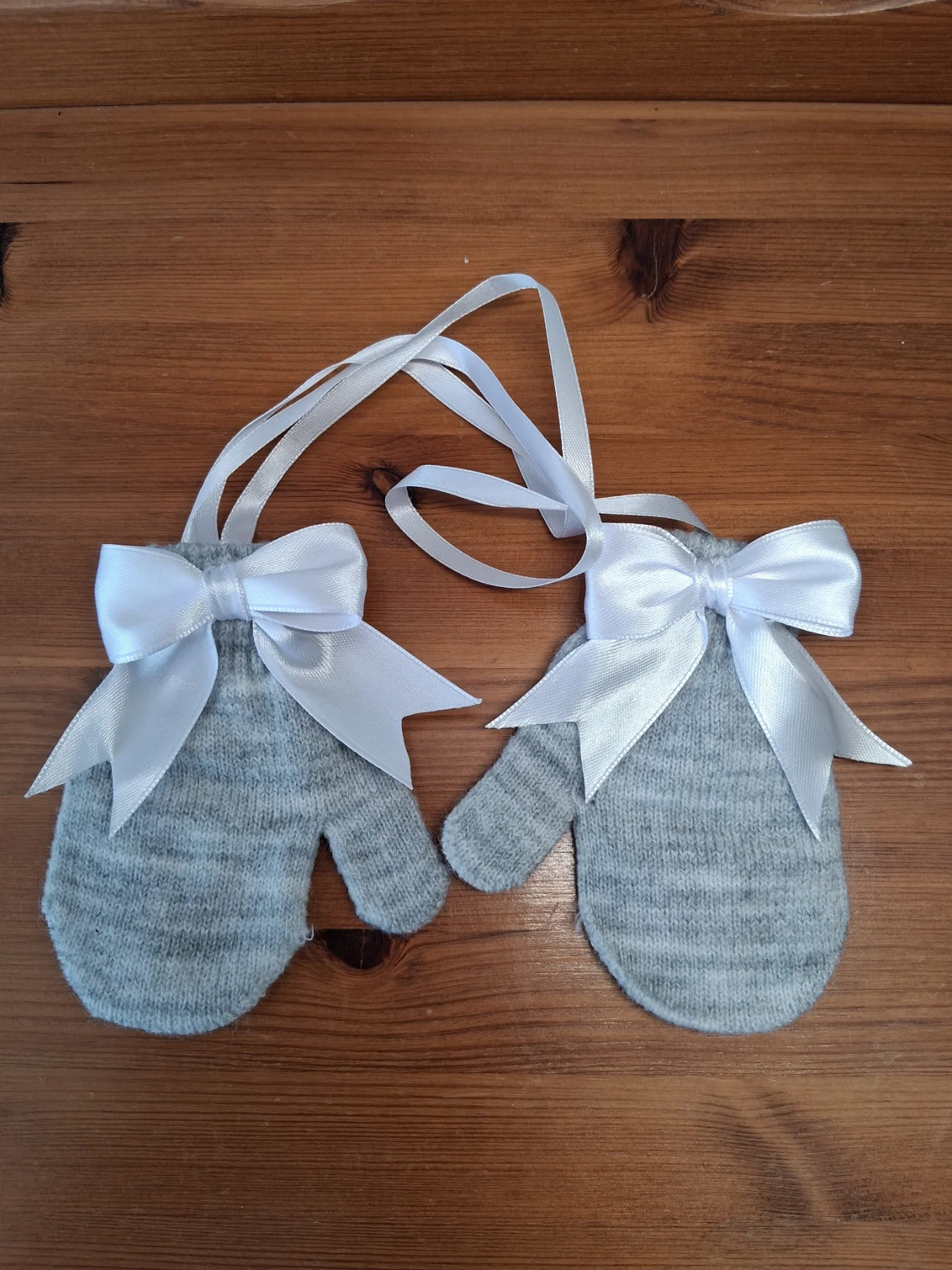 Grey, never loose your childrens gloves size 6-18 months brand new