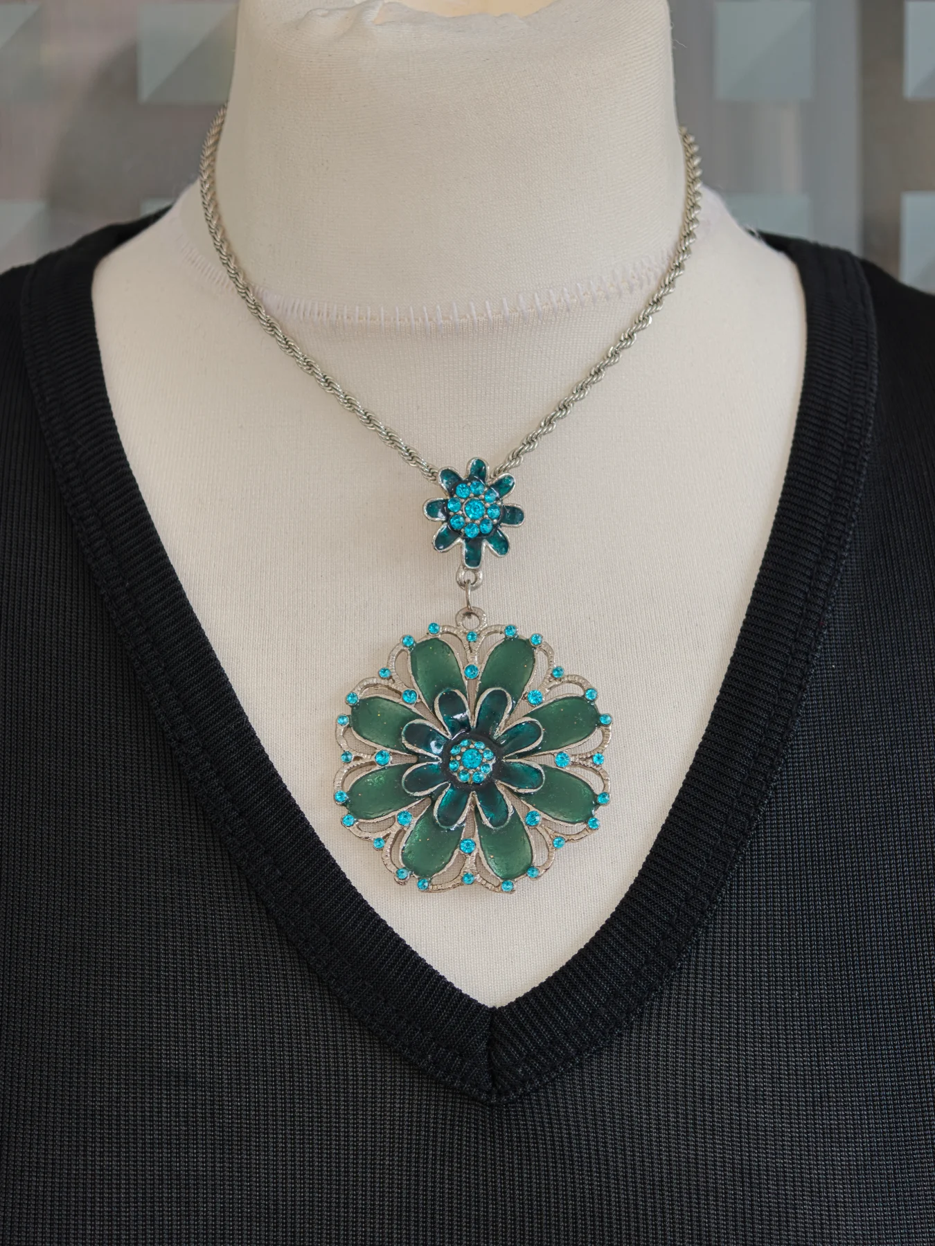 70s style Silver Tone Green Enamel Floral Mandala Rhinestone Pendant Necklace