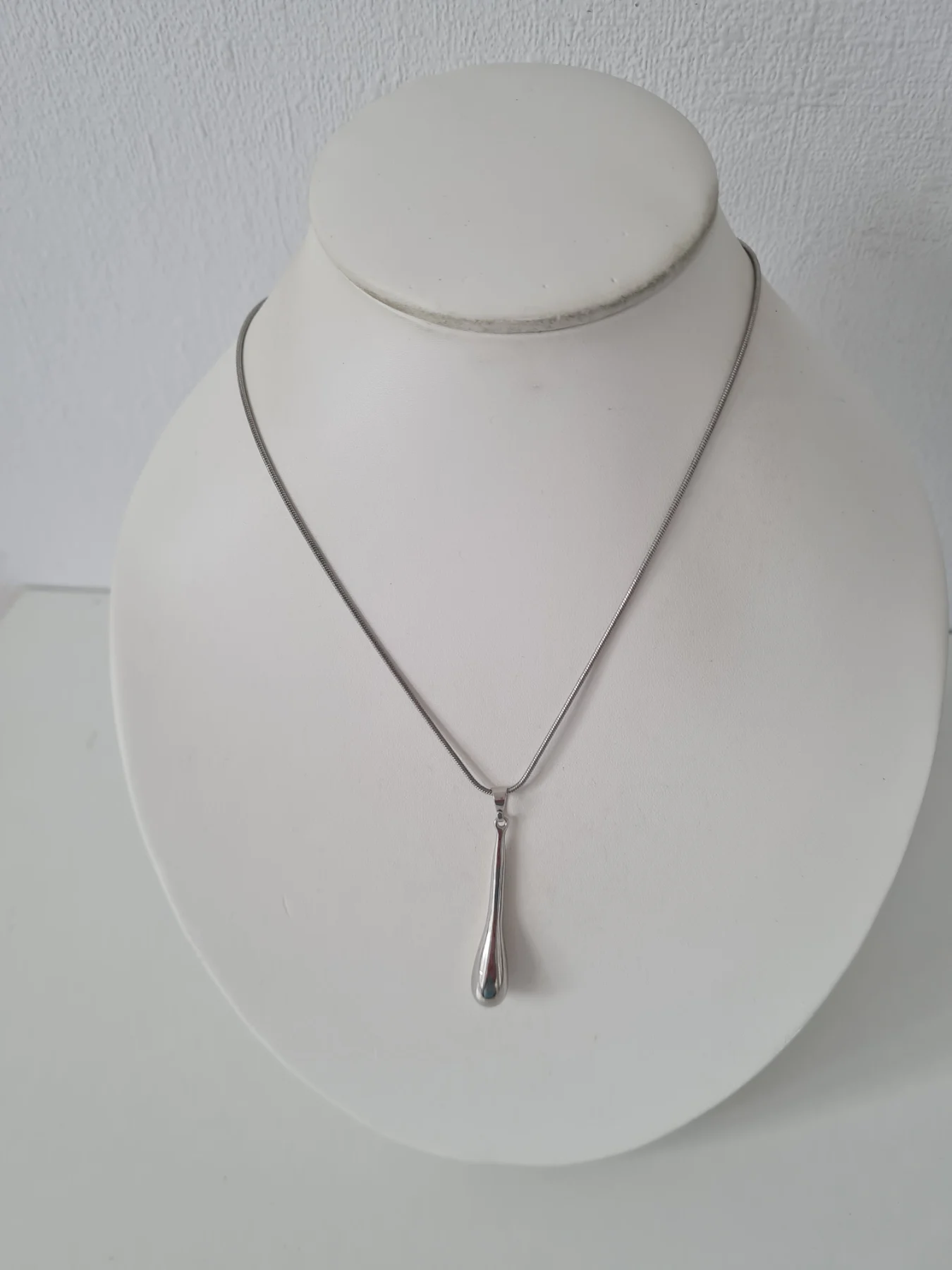 Silver tone drop pendant necklace