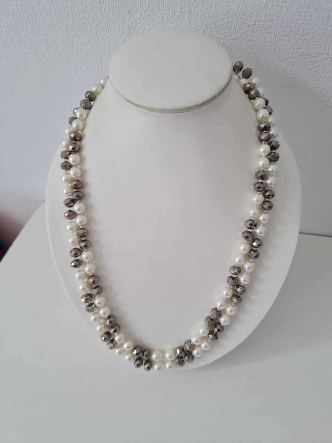 Silver tone faceted  White beaded necklace