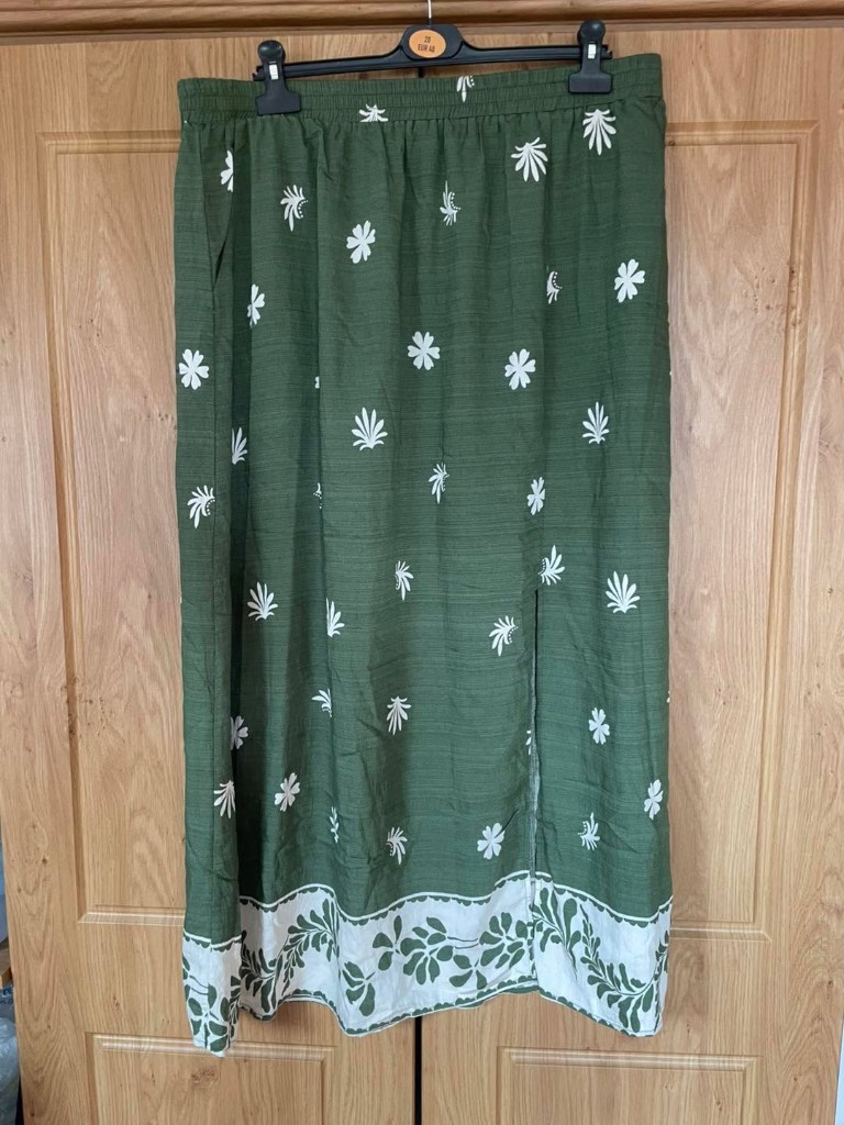 SHEIN Curve Green Floral Midi Skirt with Pockets – Size 3XL 🌿🌸