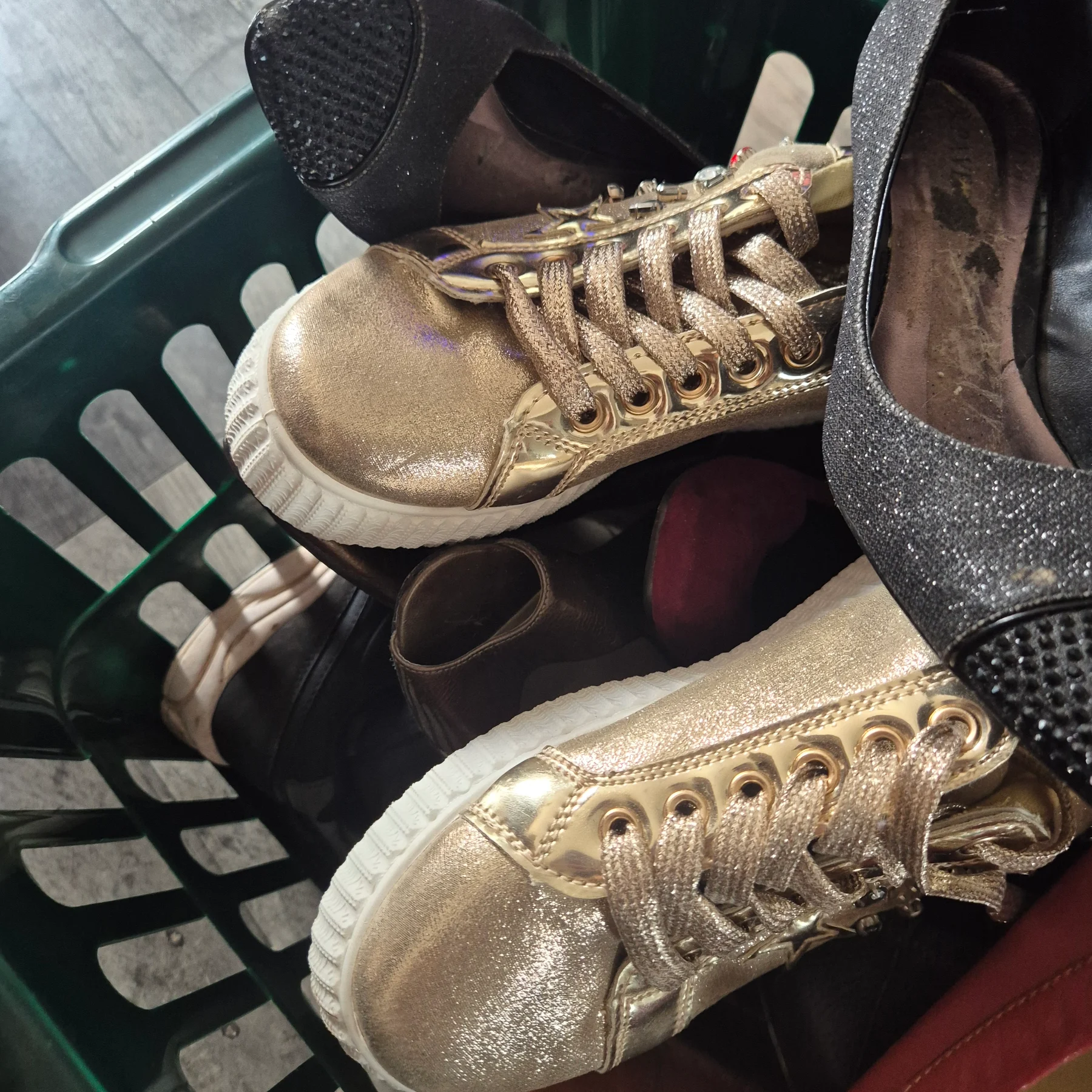 Resellers bundle shoes