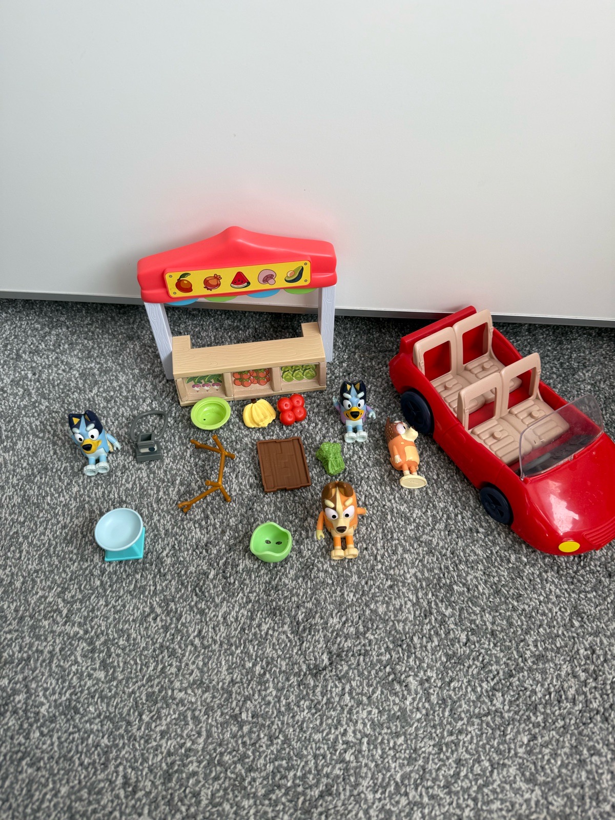 Bluey fruit stall / car / figure playset